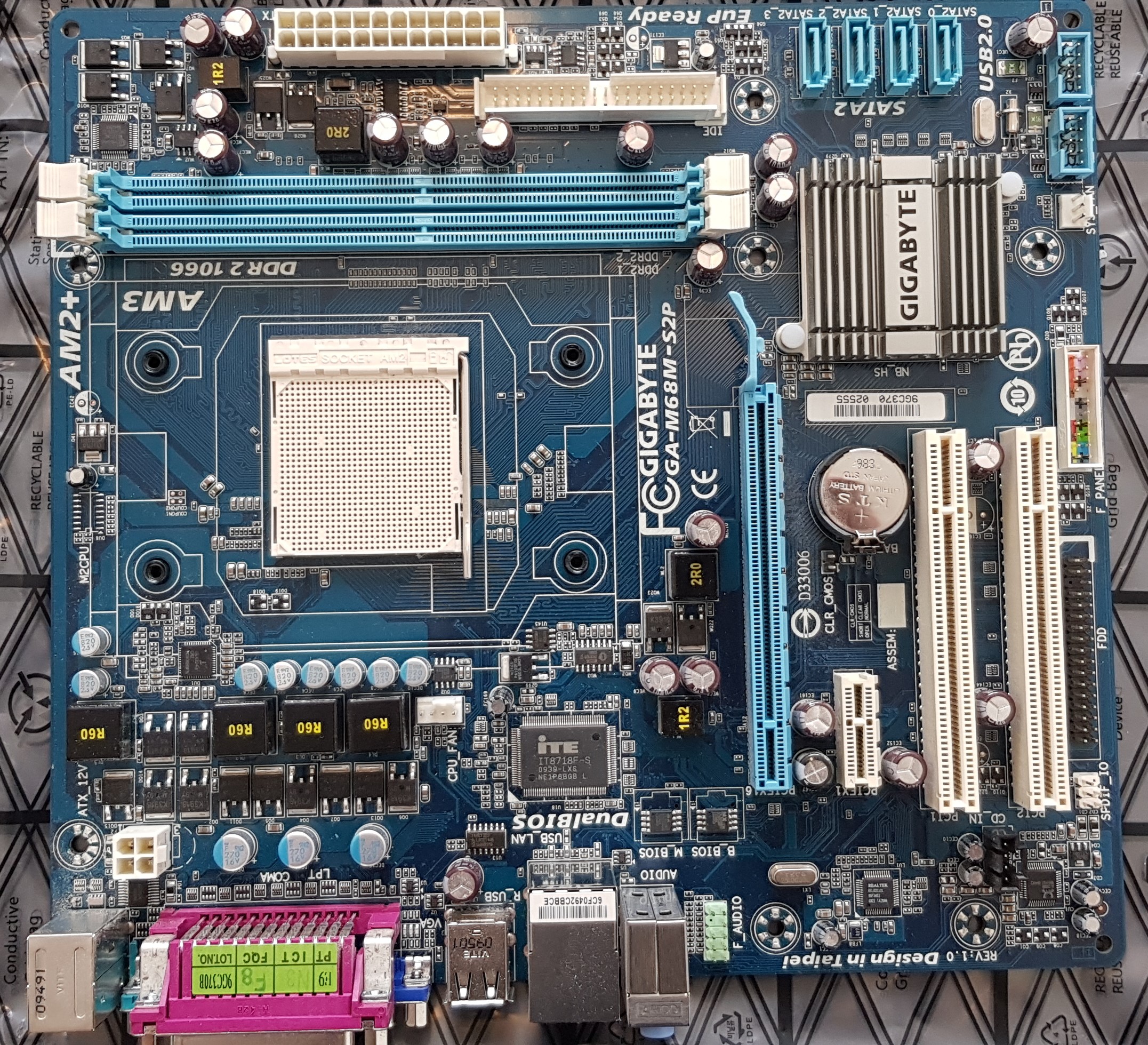 Gigabyte GA-M68M-S2P.jpg